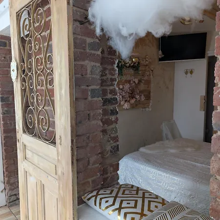 La Whiteroom De L'artois Liebeshotel *